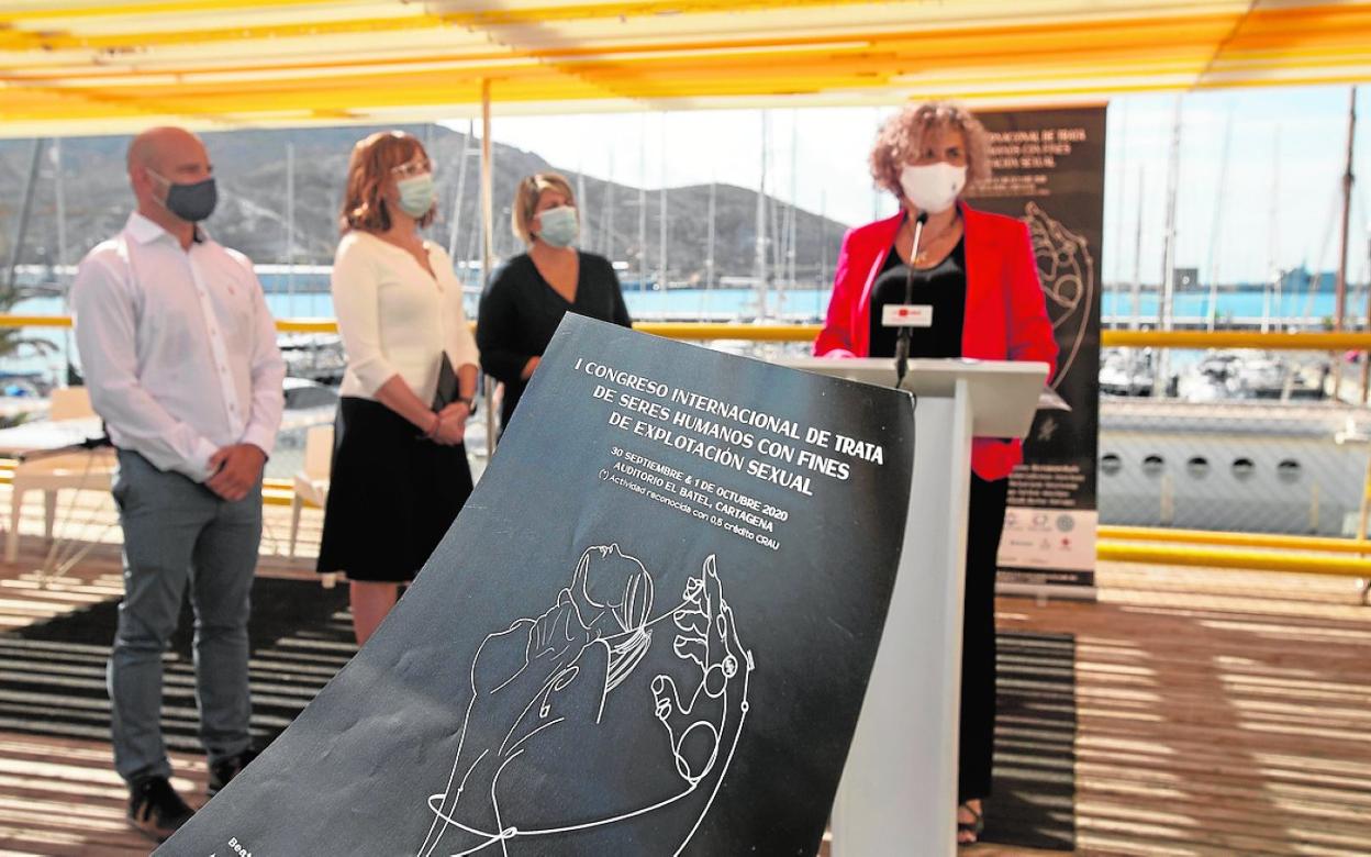 Juan Nicolás, Isabel Franco y Noelia Arroyo, ayer, en la presentación del congreso sobre trata de personas.