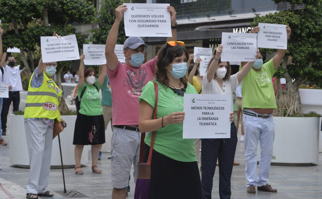 Imagen de la concentración de protesta de la Marea Verde de este martes en Murcia. 