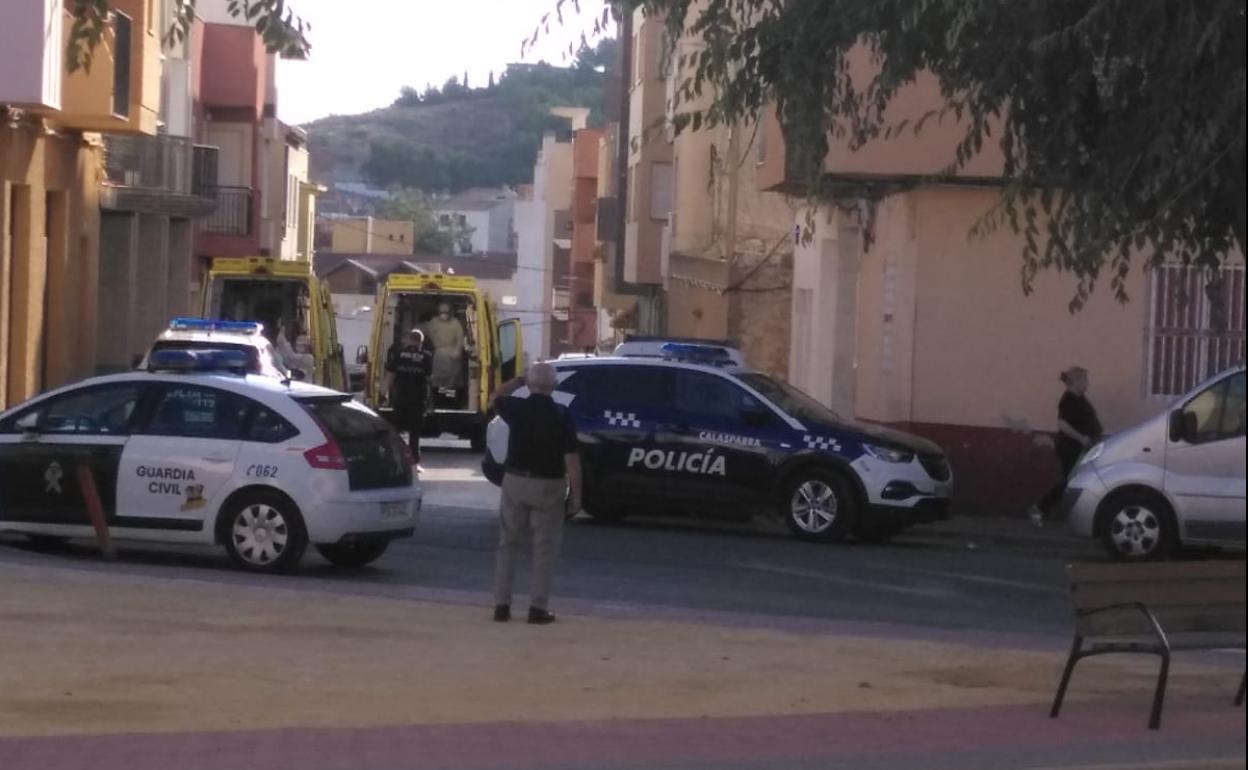 Un hombre apuñala a su hijo y después se arroja desde el balcón de su vivienda en Calasparra