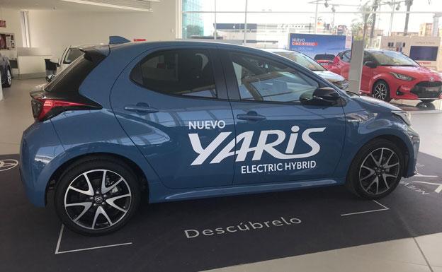 El nuevo Yaris Electric Hybrid en las instalaciones de Toyota Murcia.