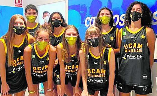 Jugadoras del Jairis Alcantarilla, el pasado viernes, tras pasar reconocimiento médico.