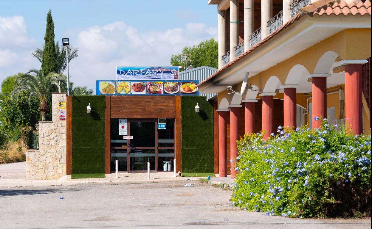 Imagen del local precintado por la Policía Local donde un centenar de personas celebraba una fiesta con karaoke.