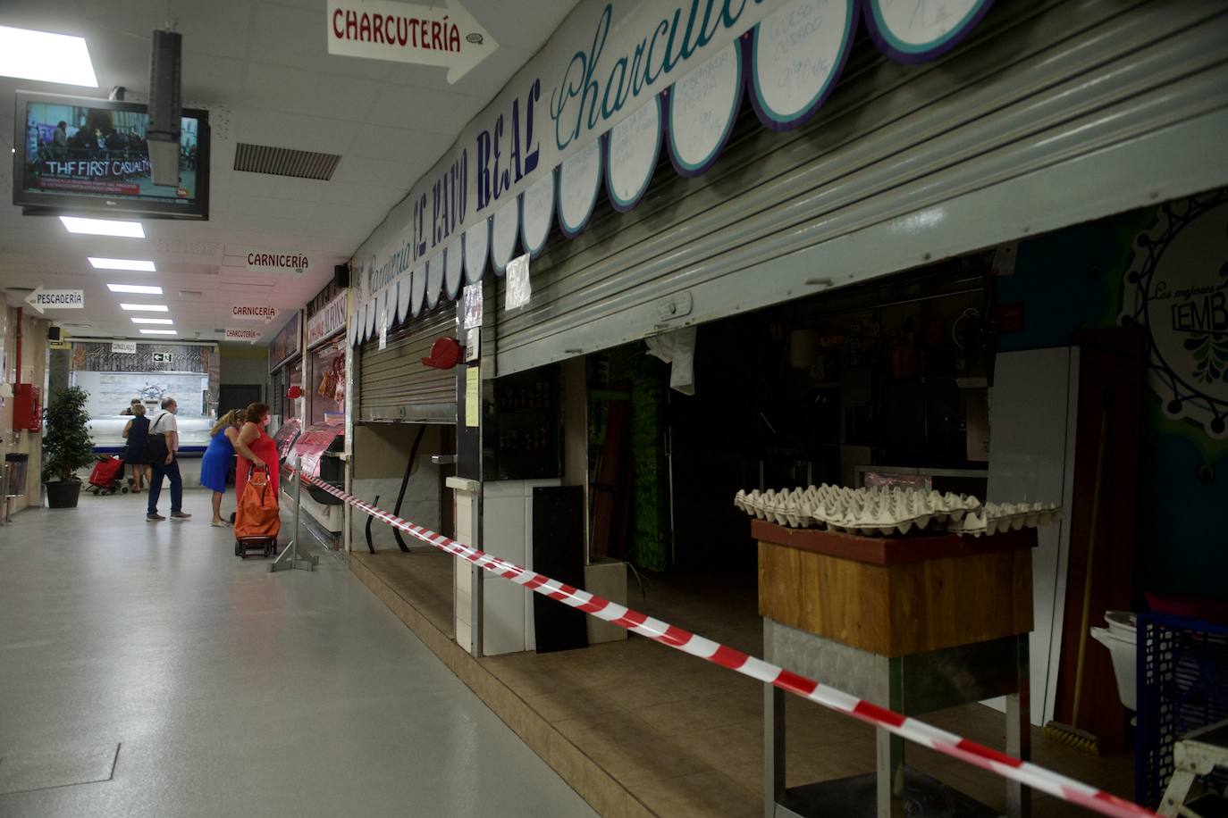 Fotos: La plaza de abastos de Vistabella, en Murcia, se refuerza ante posibles DANAs
