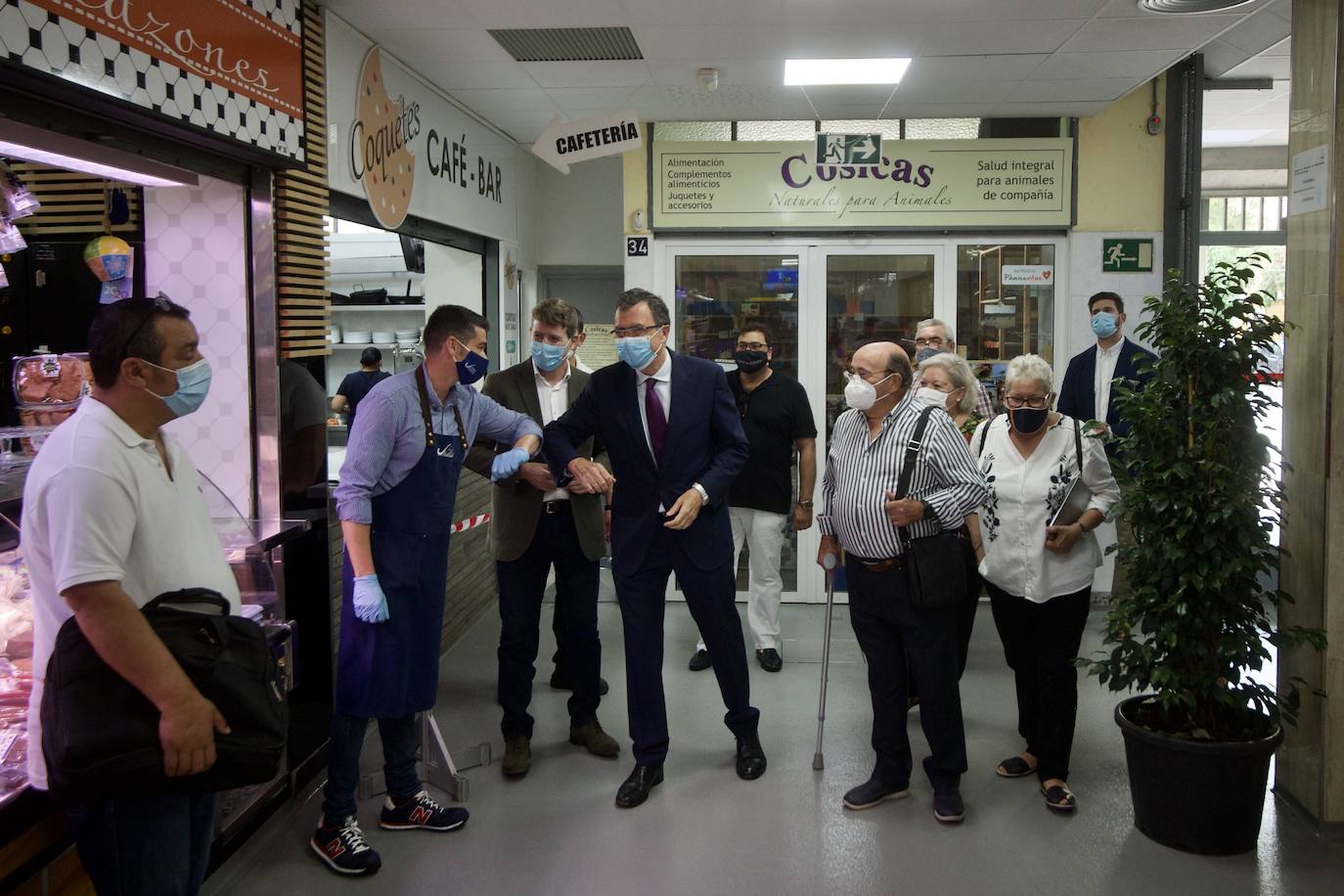 Fotos: La plaza de abastos de Vistabella, en Murcia, se refuerza ante posibles DANAs