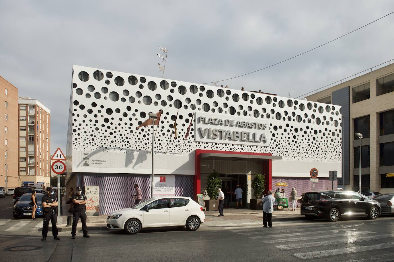 Fotos: La plaza de abastos de Vistabella, en Murcia, se refuerza ante posibles DANAs