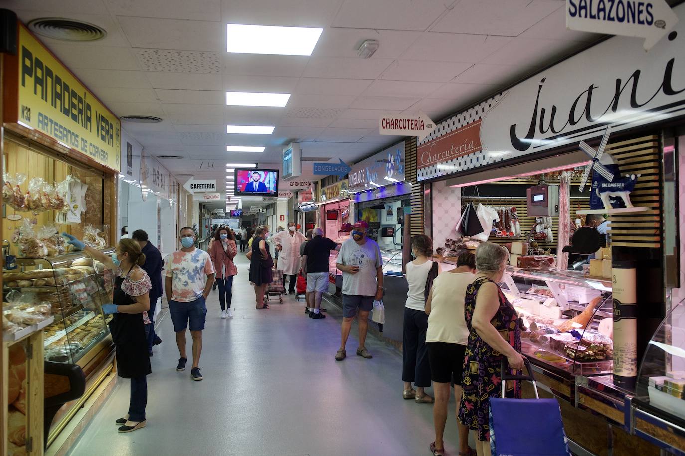 Fotos: La plaza de abastos de Vistabella, en Murcia, se refuerza ante posibles DANAs