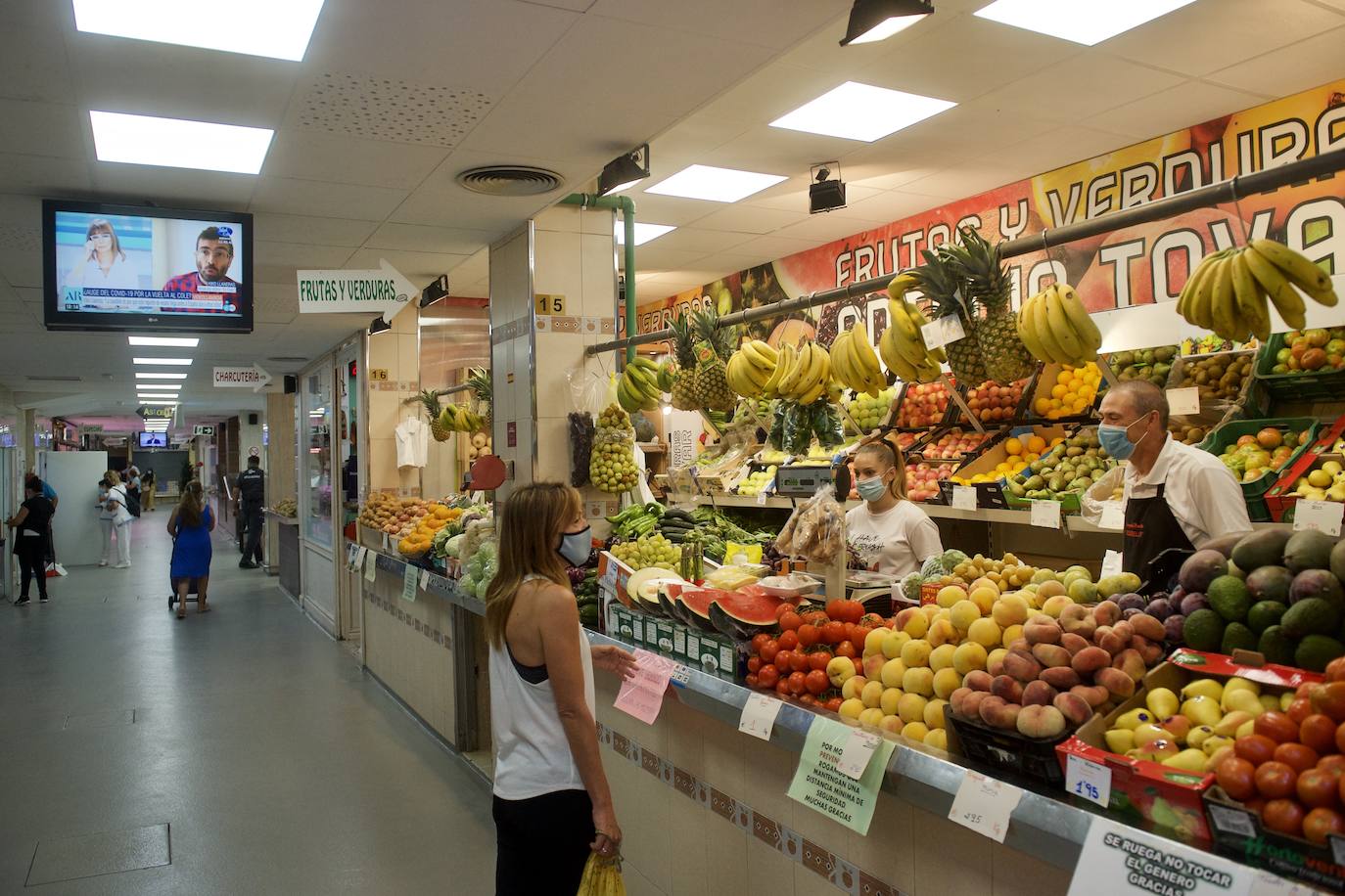 Fotos: La plaza de abastos de Vistabella, en Murcia, se refuerza ante posibles DANAs