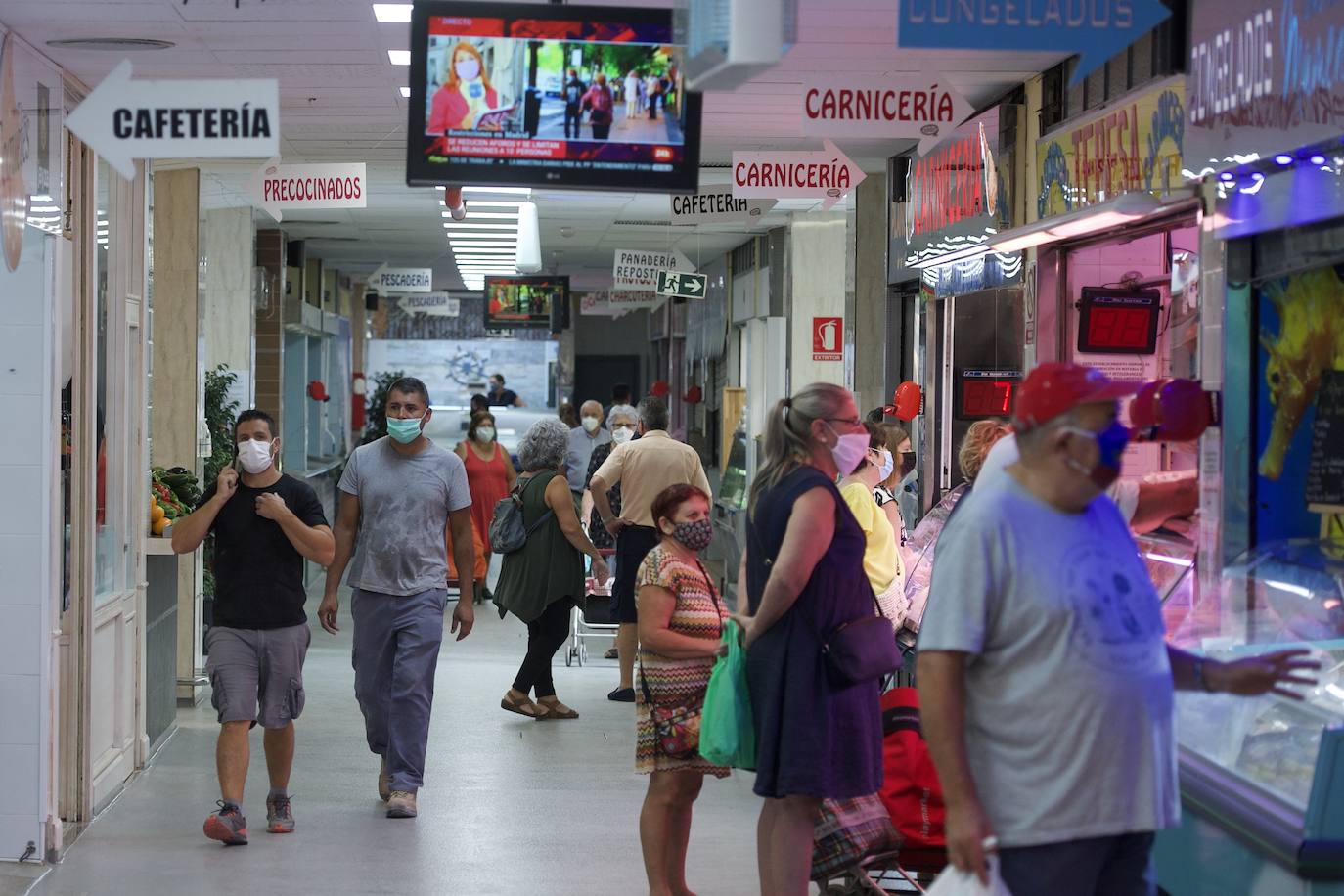 Fotos: La plaza de abastos de Vistabella, en Murcia, se refuerza ante posibles DANAs