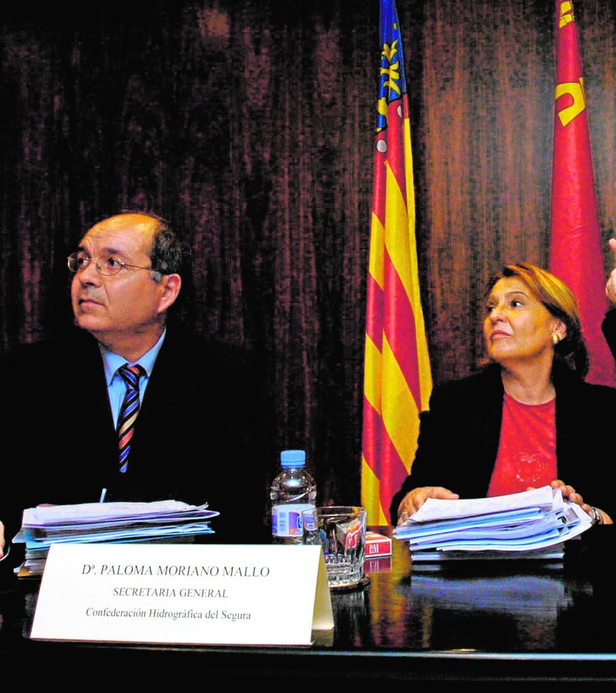 La ex secretaria general de la CHS, Paloma Moriano, a la derecha, junto al también investigado Manuel Aldeguer, antiguo comisario de Aguas, en una imagen de archivo de unas jornadas técnicas. 