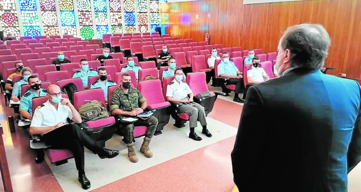 Los rastreadores militares, ayer en la Consejería. 