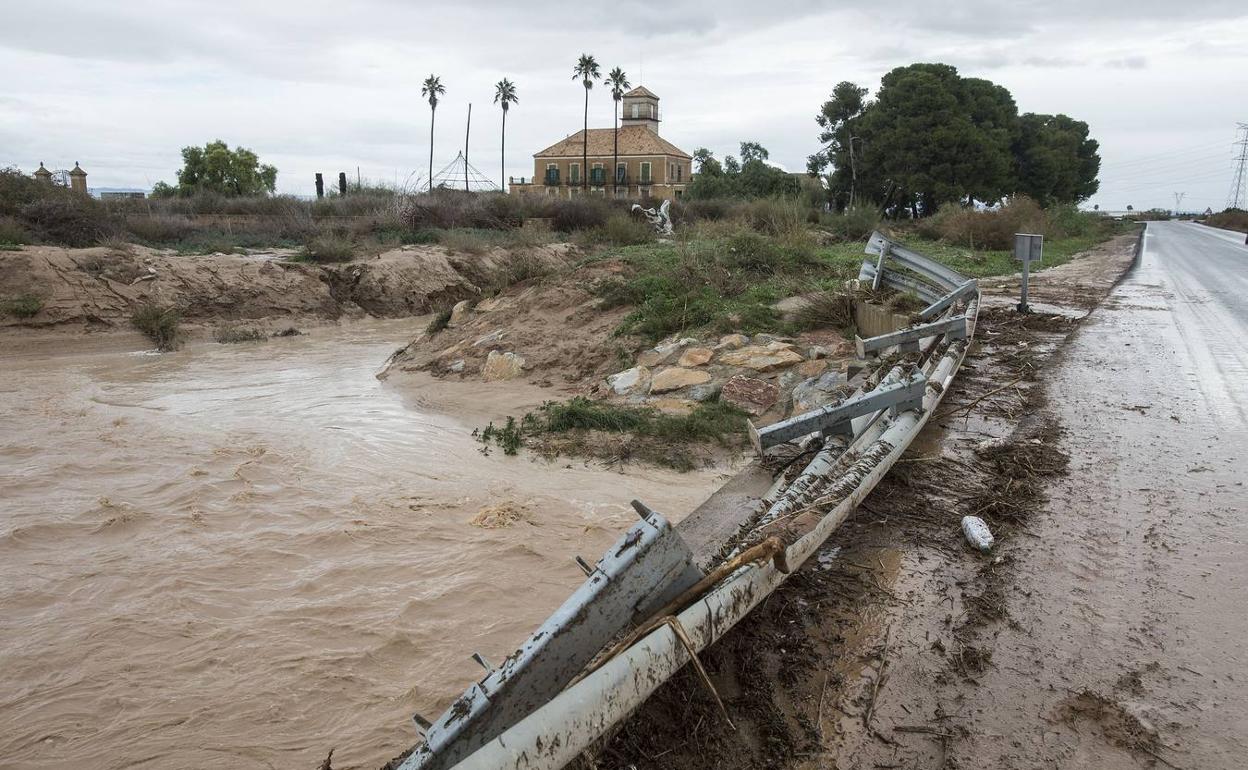 Imagen de archivo de la rambla de El Albujón inundada tras un temporal. 