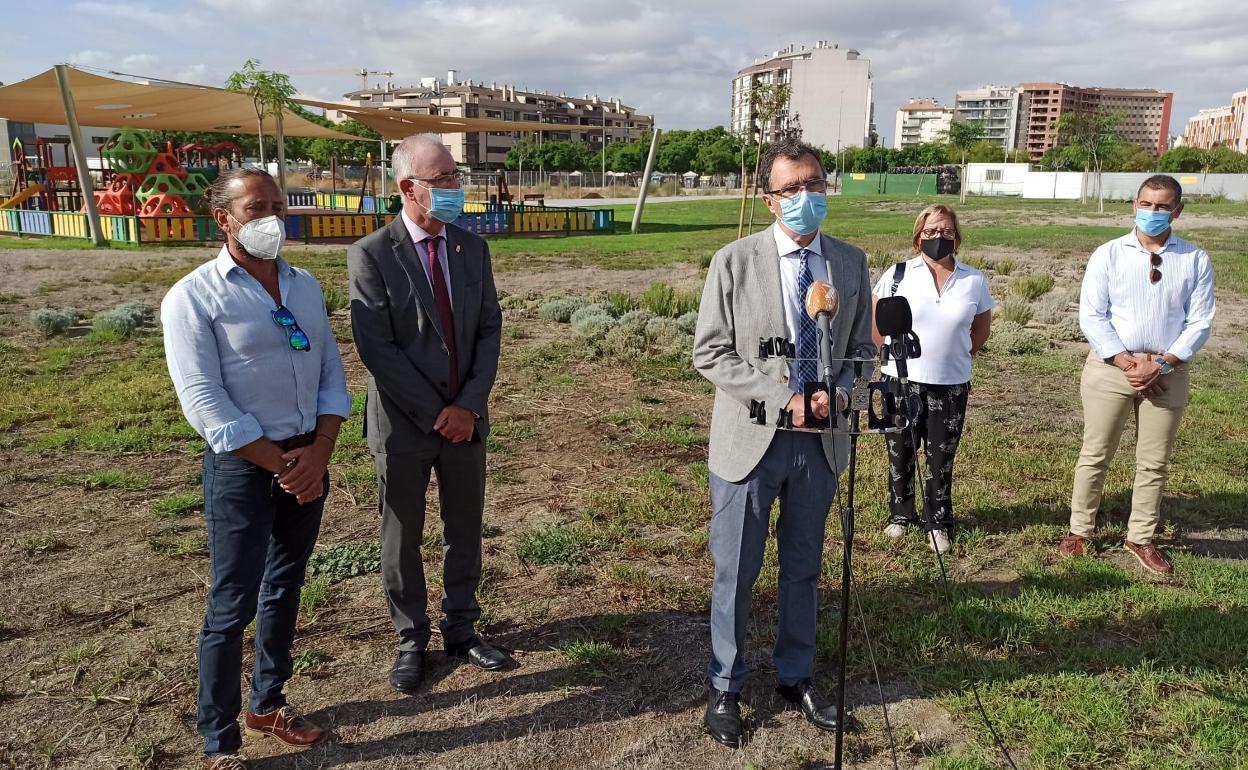 El alcalde ha presentado este nuevo entorno verde.