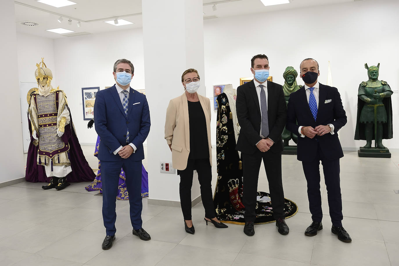 Fotos: Moros y Cristianos exhiben sus trajes, carteles y vídeos en La Glorieta