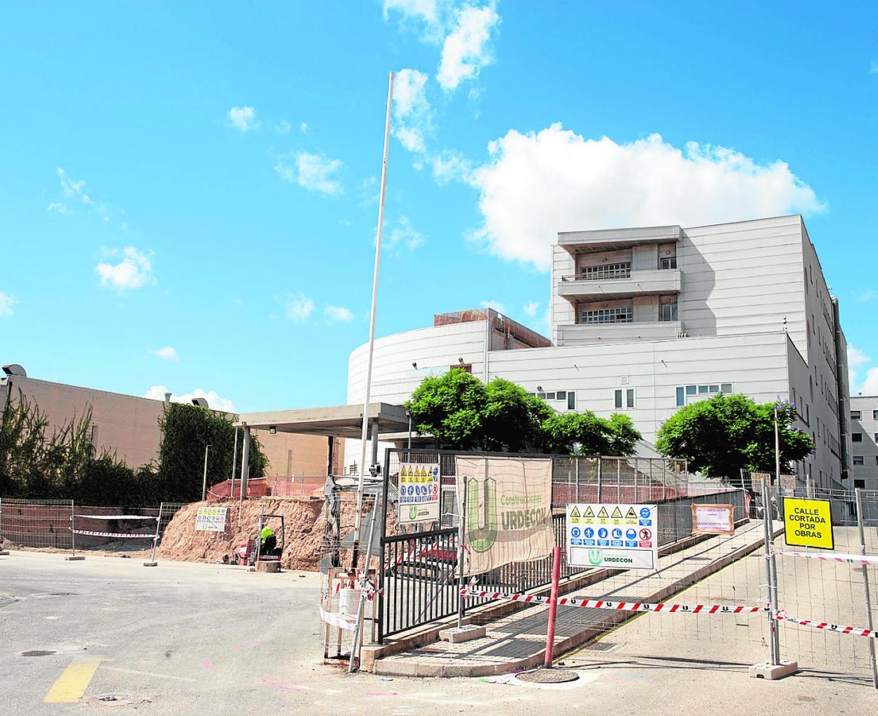 Un obrero, con una máquina, mueve tierra en el solar donde estará el acelerador lineal. 