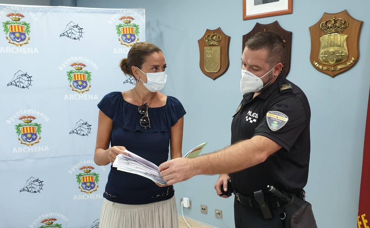 Un agente muestra los expedientes a la alcaldesa, Patricia Fernández.