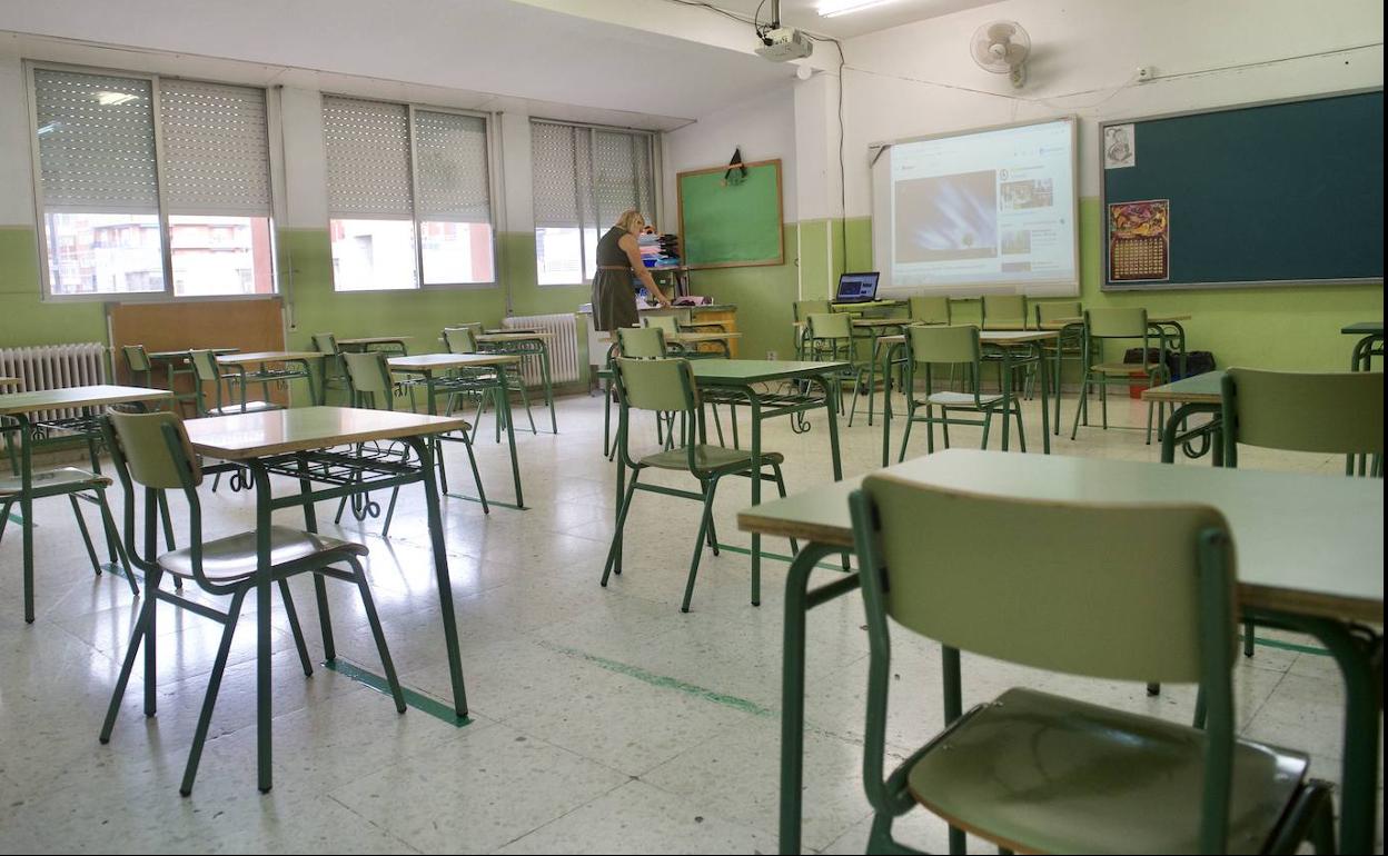 Una docente prepara un aula de Murcia para el inicio del curso.