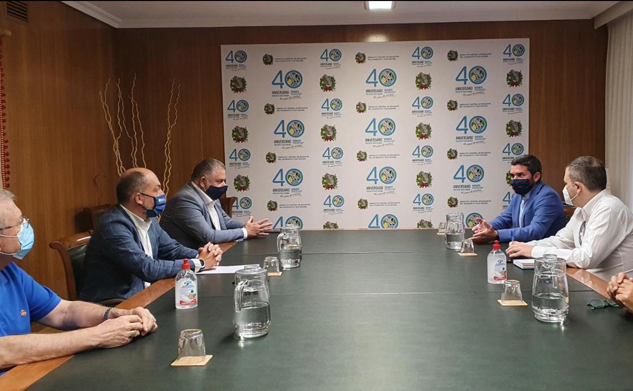 Antonio Luengo, en su reunión con miembros del SCRATS con motivo del Día Mundial de la Agricultura.