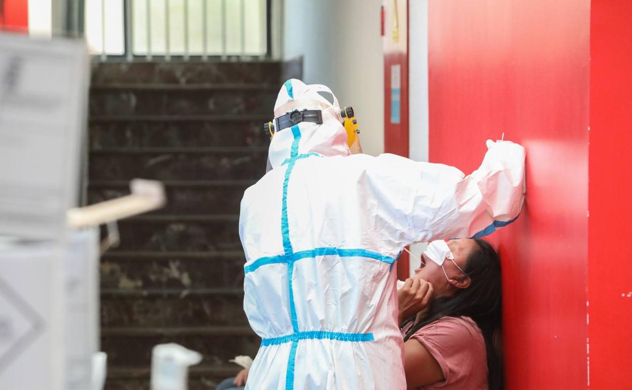 Un sanitario realiza una PCR en un centro de salud de Lorca.