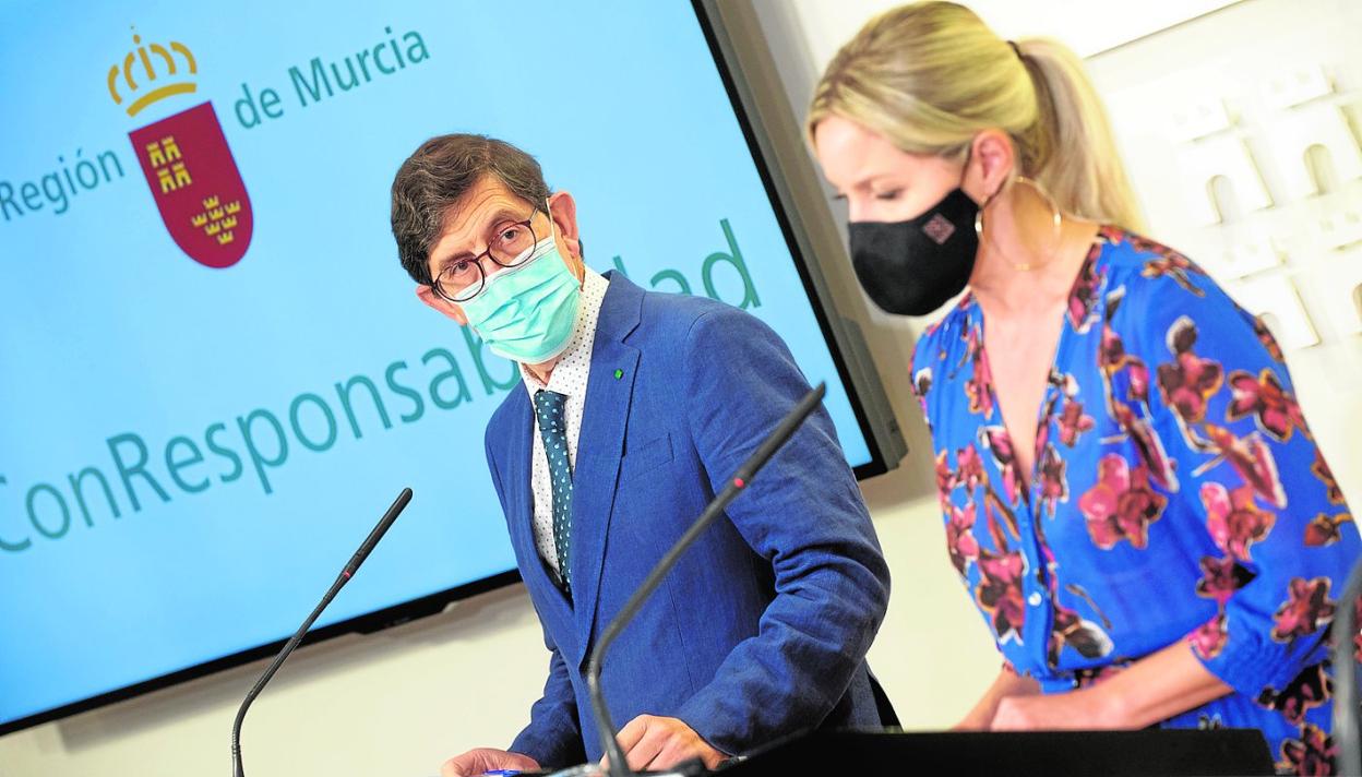 Los consejeros Manuel Villegas y Ana Martínez Vidal, ayer, tras la reunión del Consejo de Gobierno. 