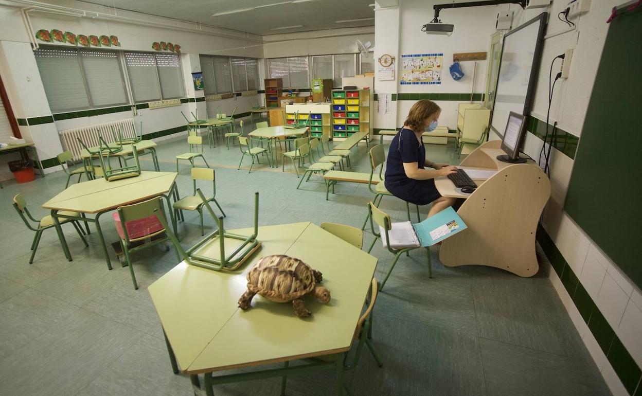 Una maestra prepara las clases antes del inicio de curso en la Región de Murcia. 