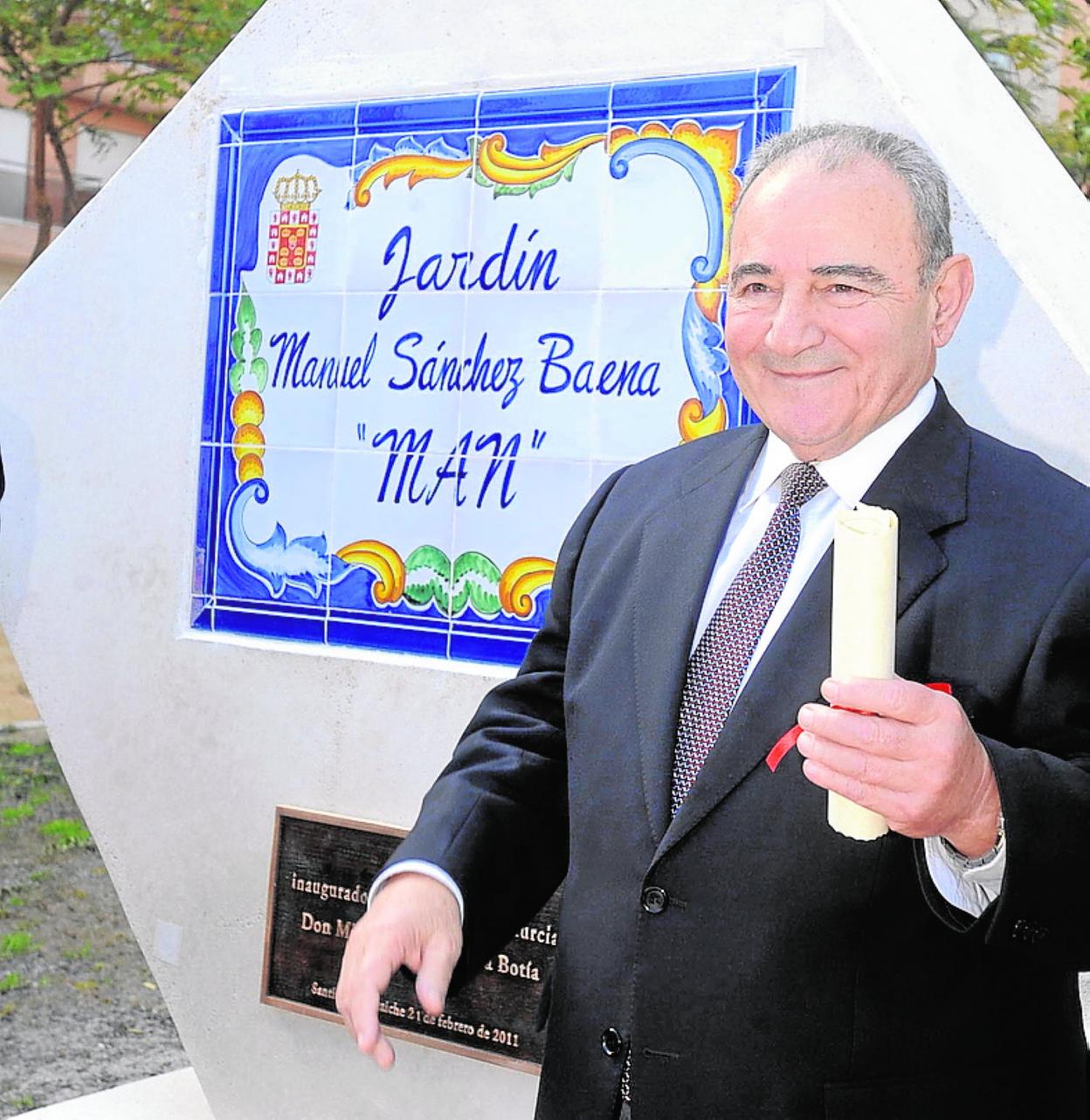 Manuel Sánchez Baena, MAN, en el jardín que Murcia le dedicó. 