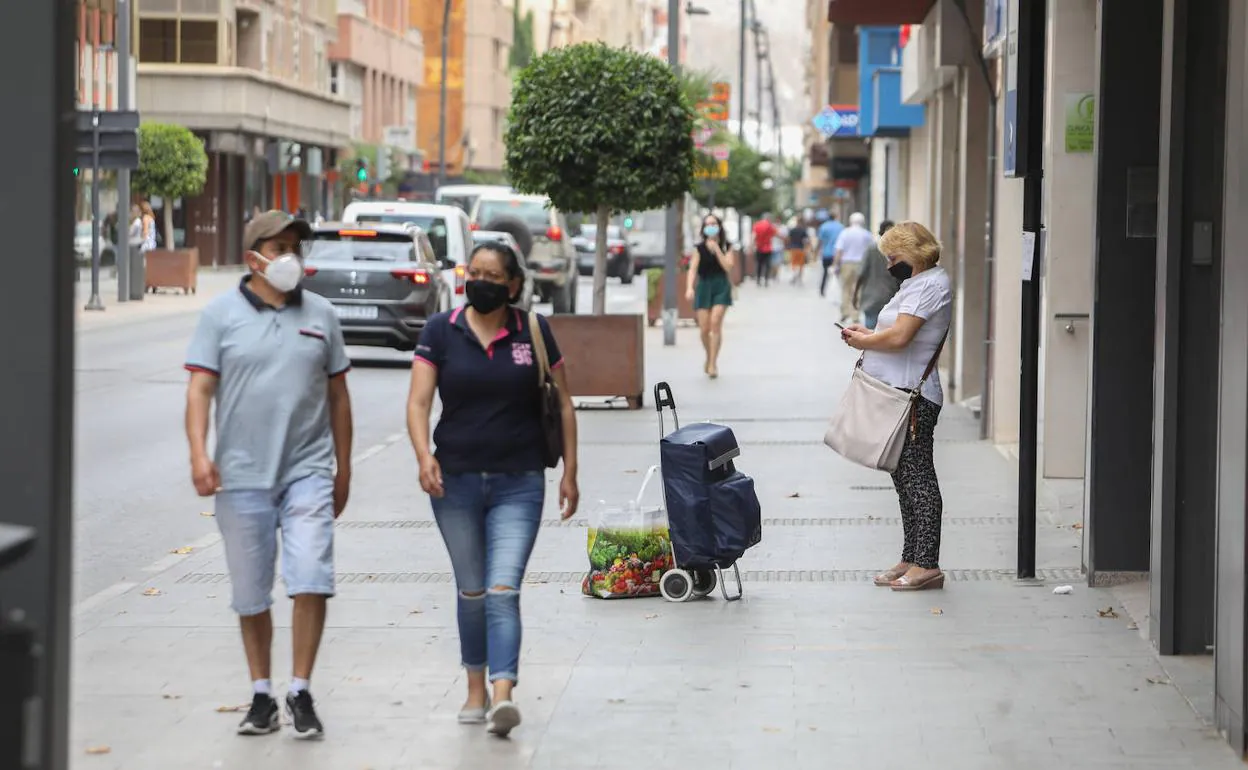 Dos ciudadanos pasean por Lorca protegidos con una mascarilla, en una imagen de archivo.