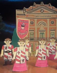 Imagen secundaria 2 - El Infante Alfonso X, Francisco Ruano, que mantendrá el cargo para 2021. | María Teresa Cambronero y Celestino Avilés, del grupo Templarios, en un rincón de su salón. | Recortables de Encarna Asensio, de la mesnada Jaime I. 