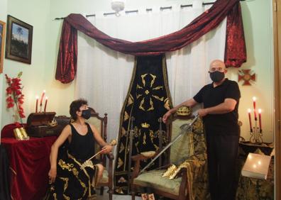 Imagen secundaria 1 - El Infante Alfonso X, Francisco Ruano, que mantendrá el cargo para 2021. | María Teresa Cambronero y Celestino Avilés, del grupo Templarios, en un rincón de su salón. | Recortables de Encarna Asensio, de la mesnada Jaime I. 