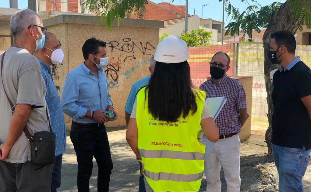 Personal municipal de la Oficina Técnica de Arquitectura y miembros de la Plataforma por un Consultorio Digno en Churra y de la Junta Municipal, junto al concejal Mario Gómez, este sábado.