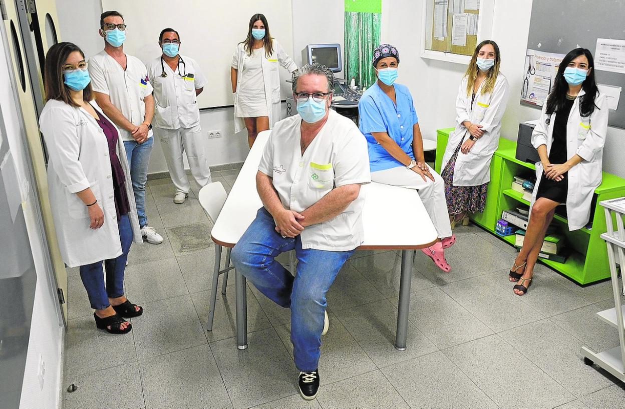 Pascual Piñera (sentado), junto a su equipo en el servicio de Urgencias del Reina Sofía. 