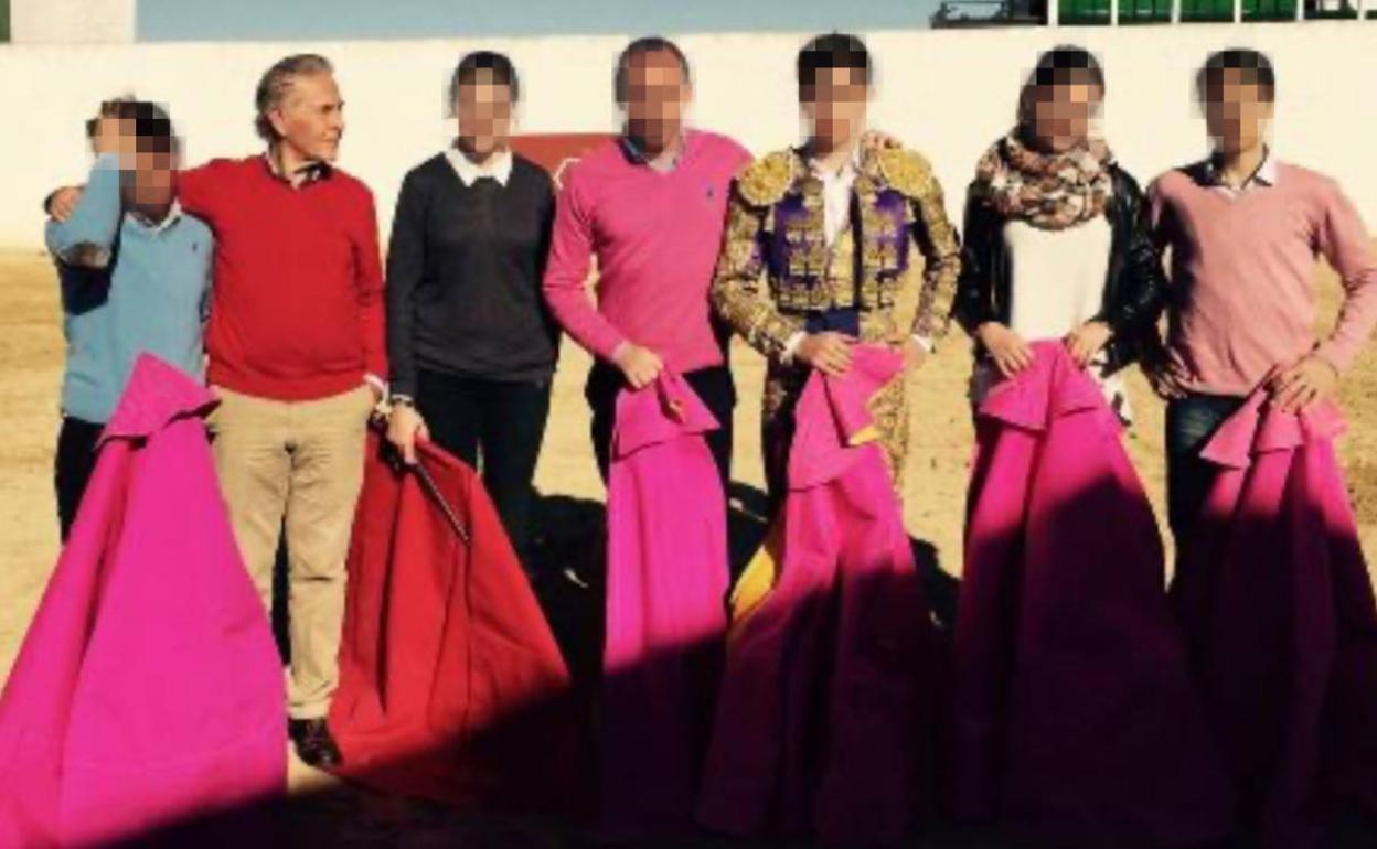 El presunto pederasta, J.M.O., segundo por la izquierda, en una imagen tomada junto a alumnos y personal de la Escuela Taurina.