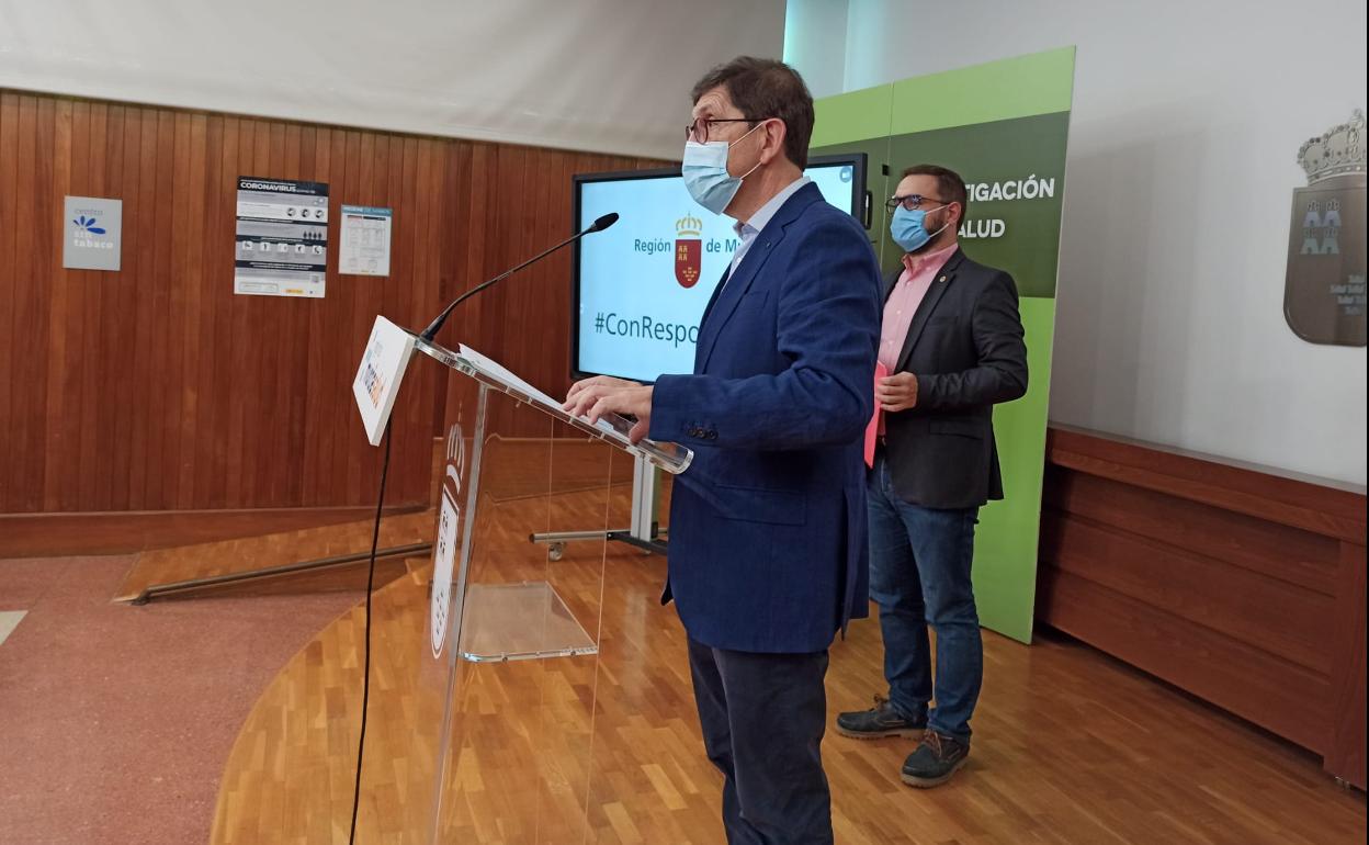 El consejero Manuel Villegas, este lunes, en rueda de prensa junto al alcalde de Lorca.