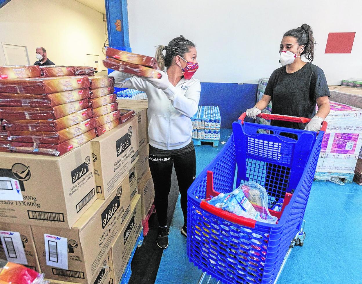 Preparación del reparto de alimentos en el Centro Operativo de Emergencia Social, que fue instalado en el Pabellón Central, en mayo. 