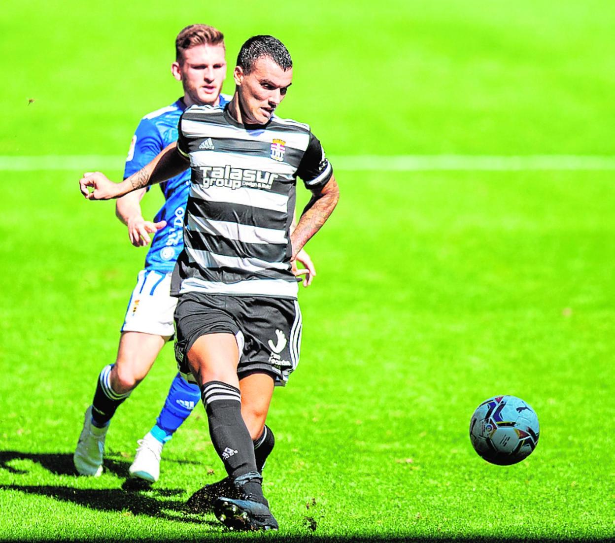 Álex Martín da un pase ante la presión del lateral Mossa, ayer. 