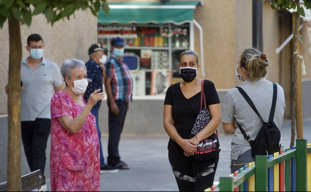 Un grupo de vecinas de Lorca charla en la calle durante este mes de septiembre. 