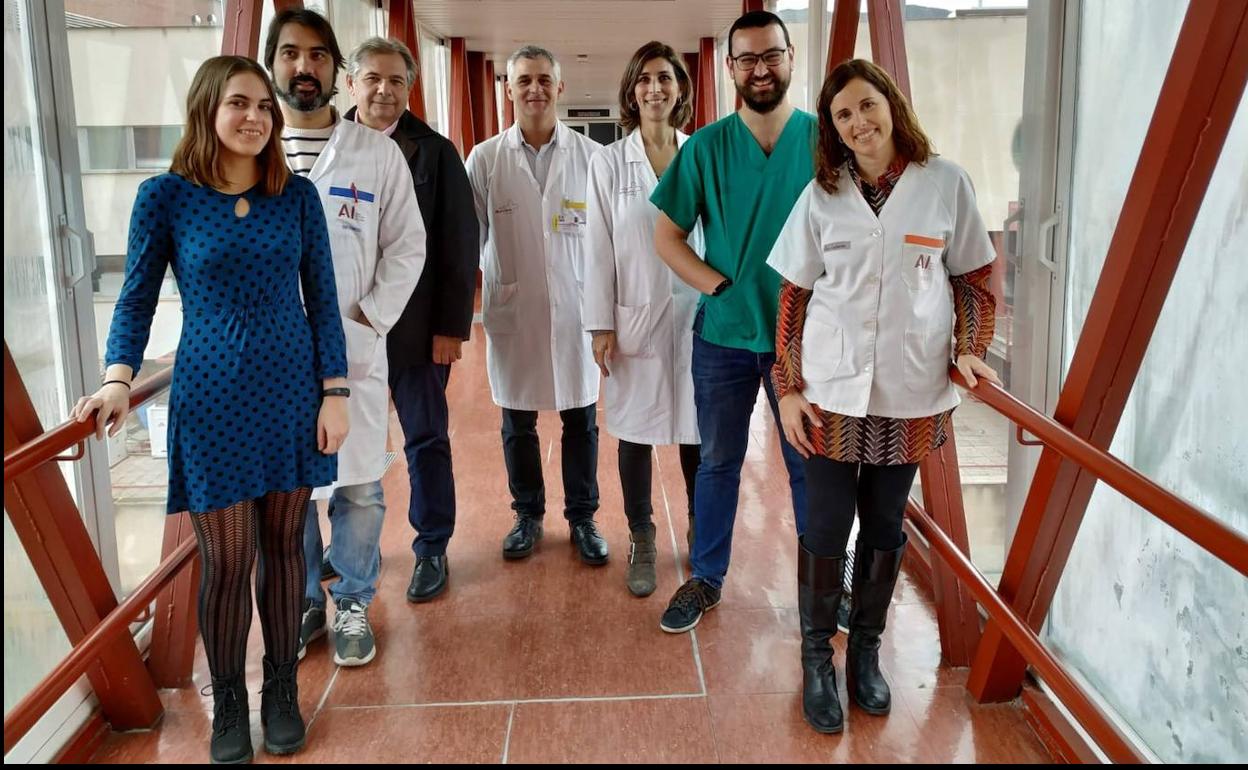 De izquierda a derecha, Cristina Gil, Rubén Corral, Juan Pedro Hernández, Juan Ramón Gimeno, María Sabater, David López y Elisa Nicolás, investigadores del Instituto Murciano de Investigación Biosanitaria (IMIB) y del Hospital Clínico Universitario Virgen de la Arrixaca (HCUVA).