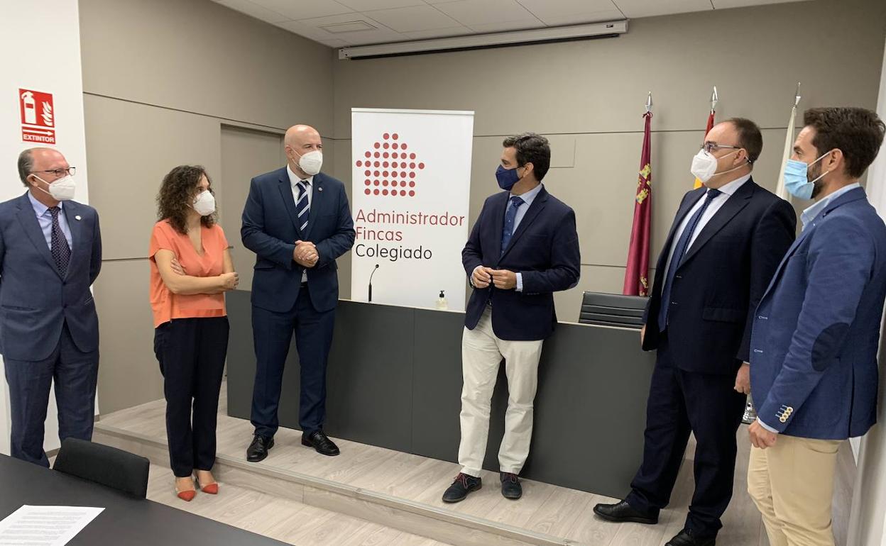 El consejero ha mantenido un encuentro con el Colegio de Admnistradors de Fincas de la Región de Murcia.