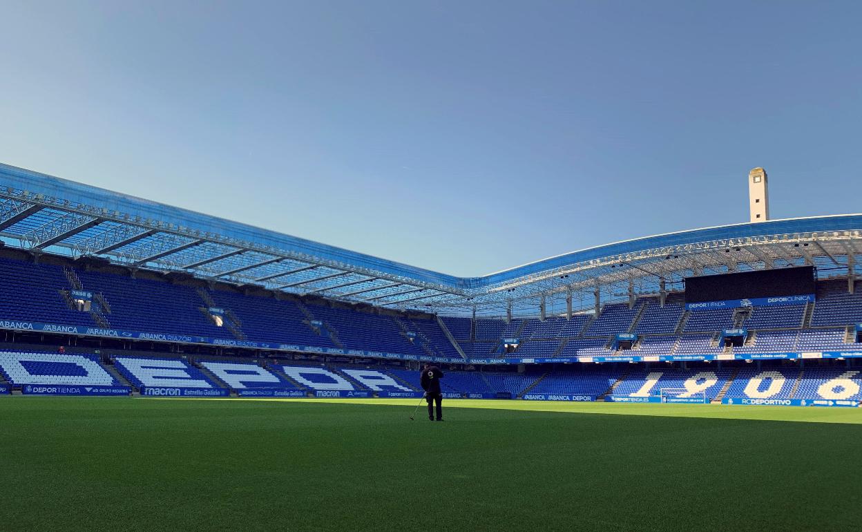 Un jardinero trabaja en el estadio de Riazor durante el confinamiento. 