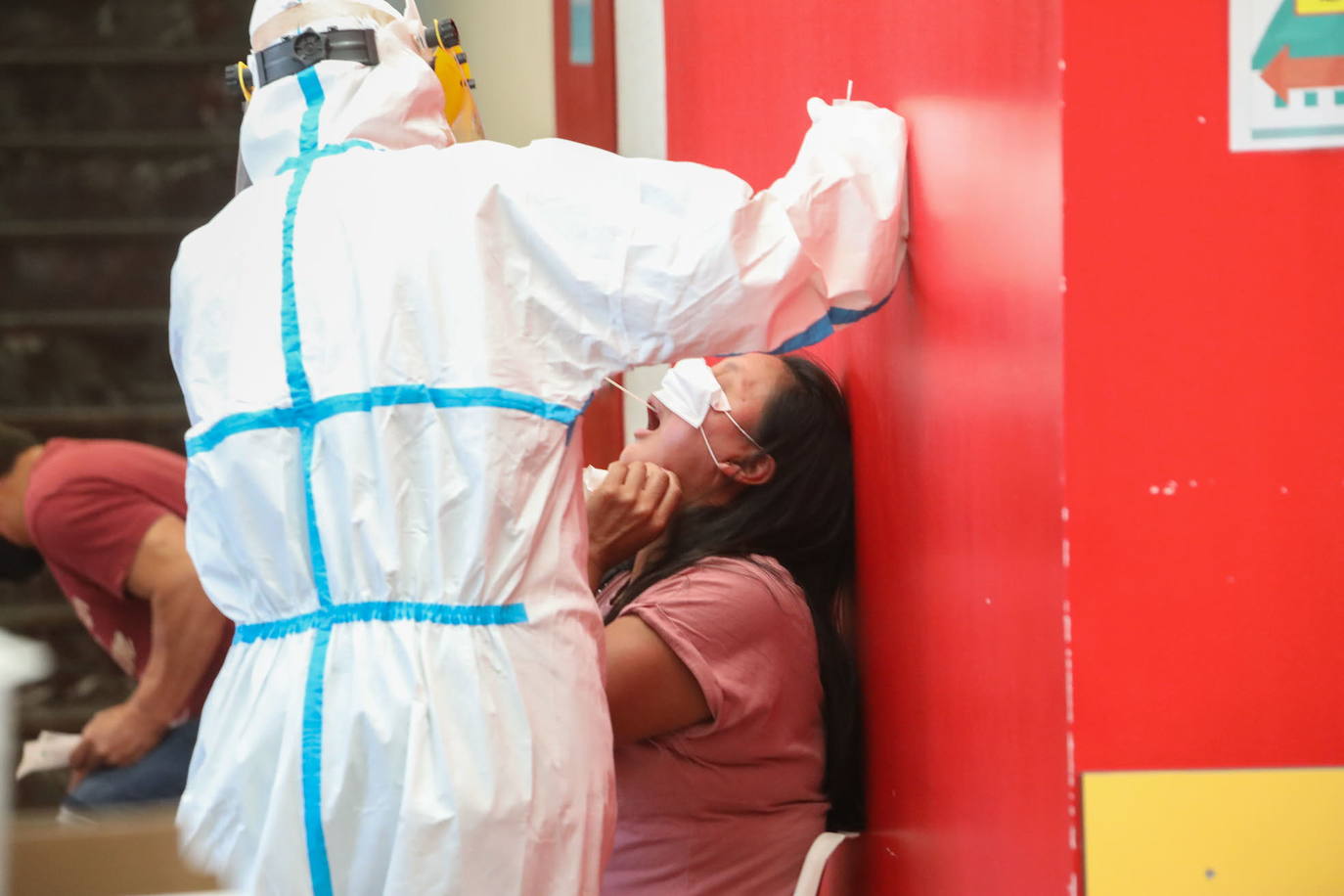 Un sanitario realiza una prueba PCR en el centro de salud de San Diego, en Lorca. 