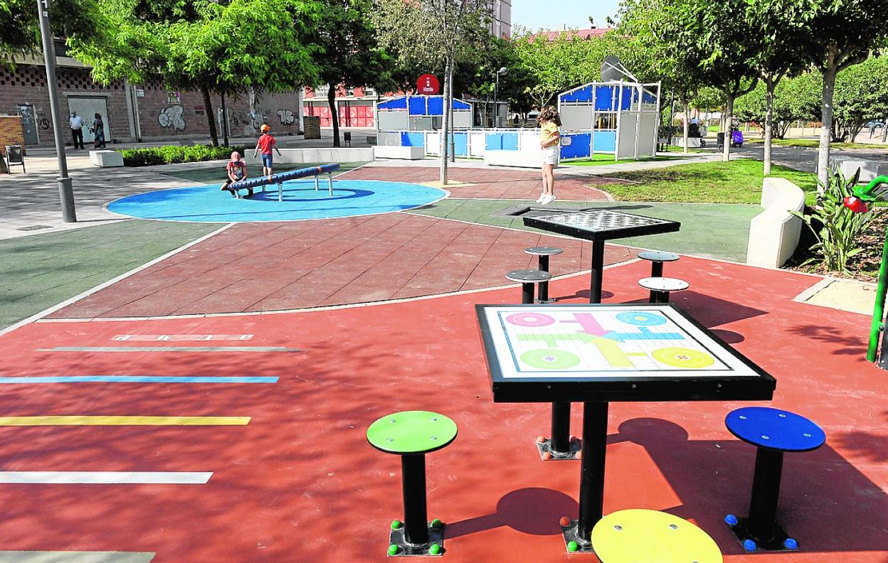 Mesas de parchís y ajedrez, junto a otros juegos, en el jardín José Antonio Camacho. 
