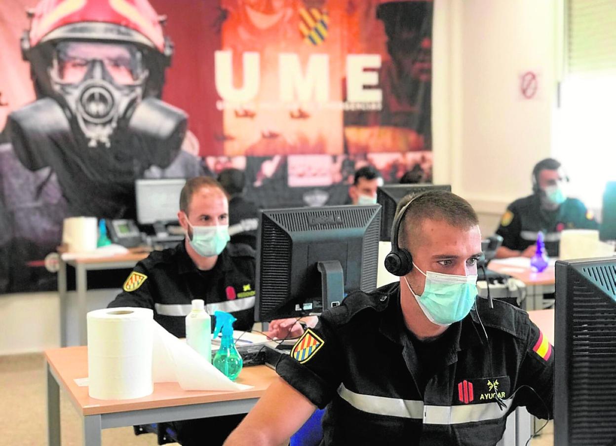 Rastreadores de la UME, ayer, realizando su labor desde el cuartel de Bétera, en Valencia. 