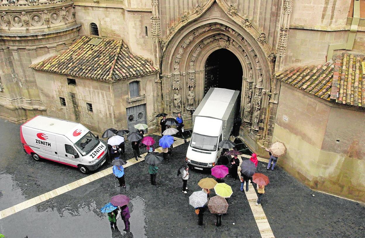 Un furgón en la puerta de los Apóstoles de la Catedral recogió la imagen de la Patrona en 2003. 