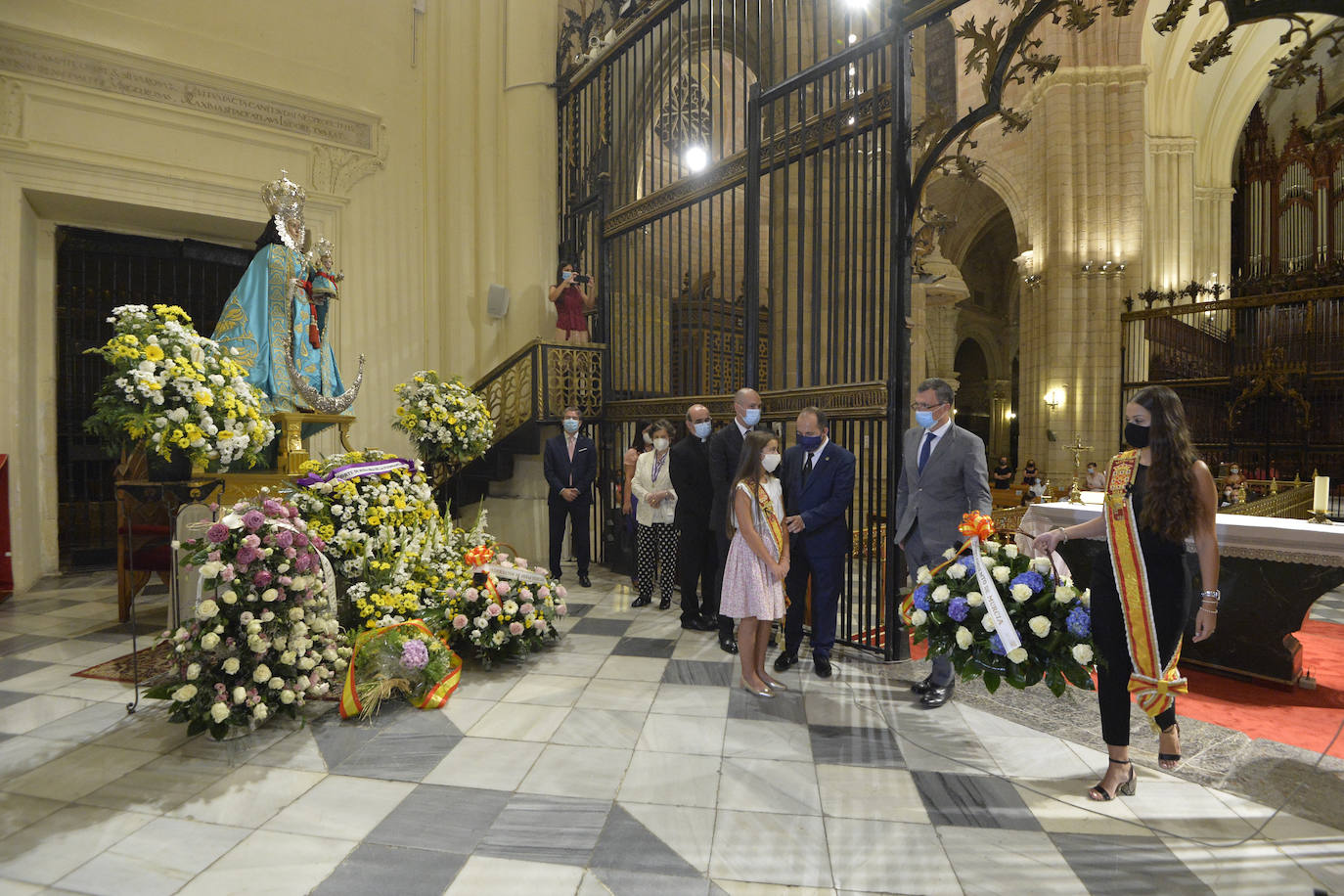 Fotos: Ofrenda floral a la Patrona a puerta cerrada