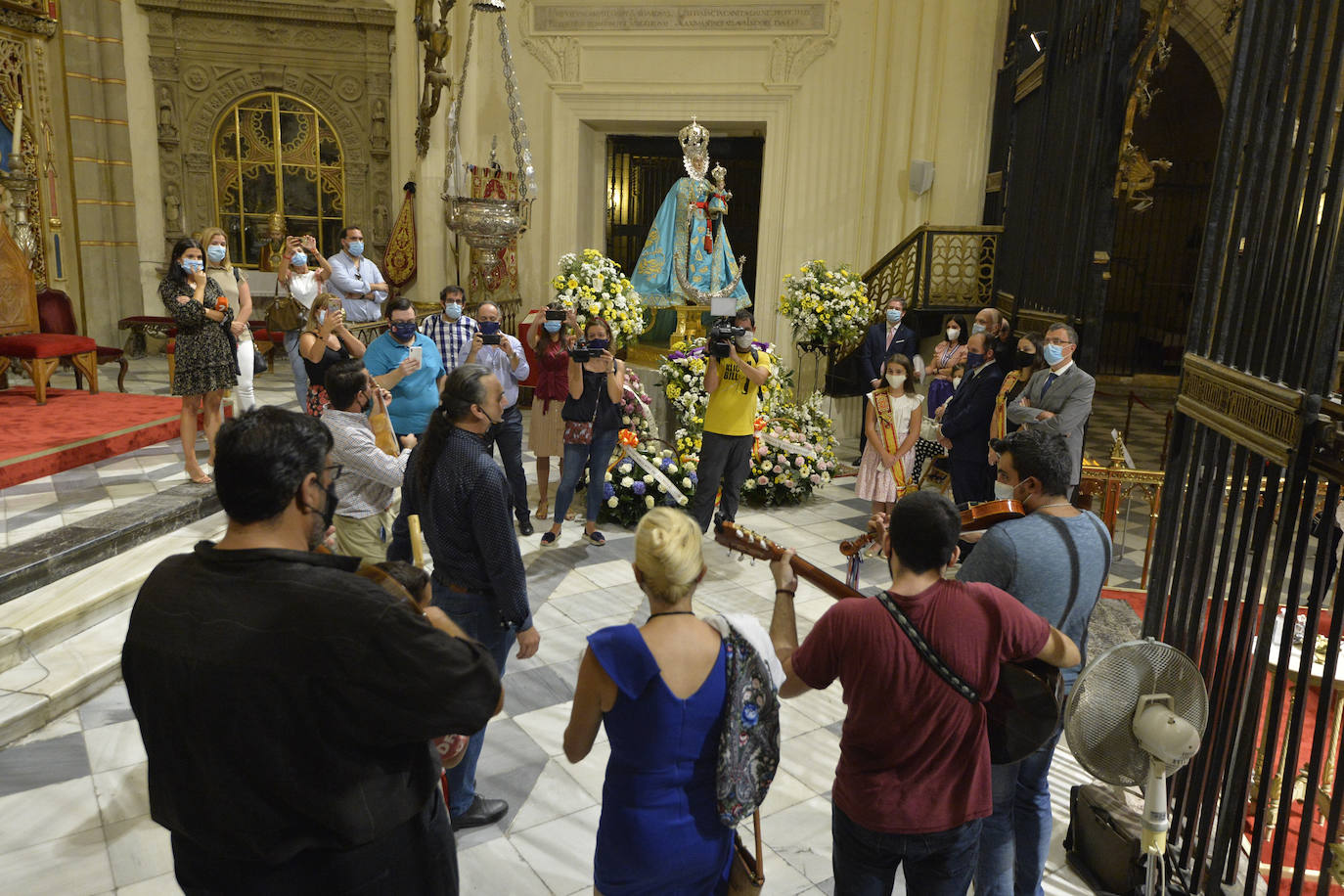 Fotos: Ofrenda floral a la Patrona a puerta cerrada