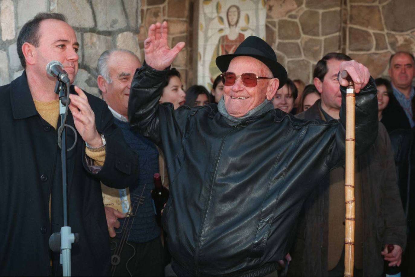 Juan Tudela Piernas sonríe durante el homenaje recibido por los Aguilanderos de Barranda en el año 1999.