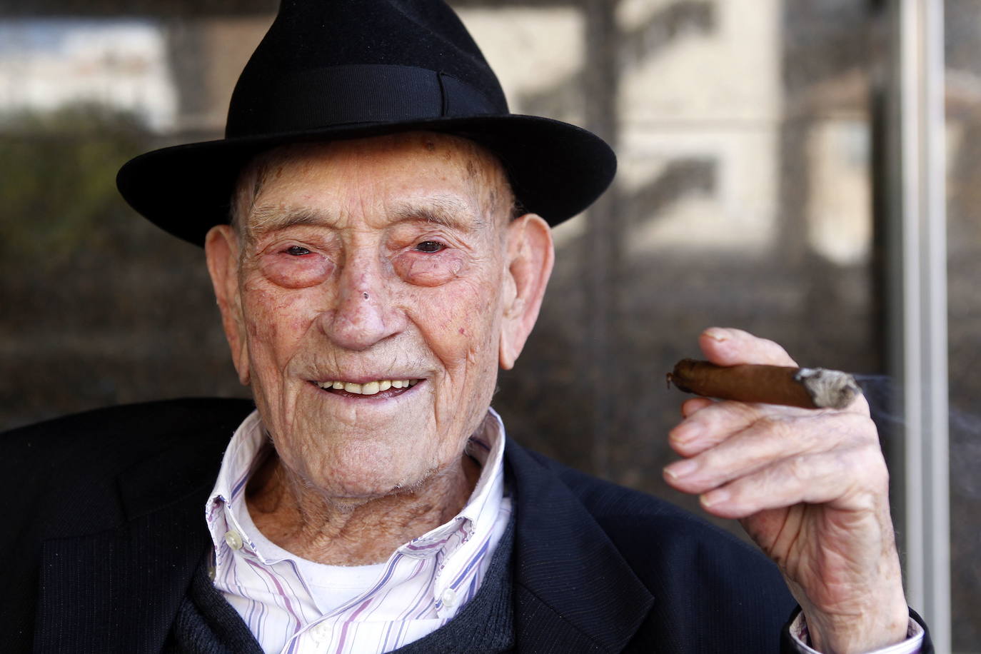 El trovero, disfrutando de un puro, en 2016.