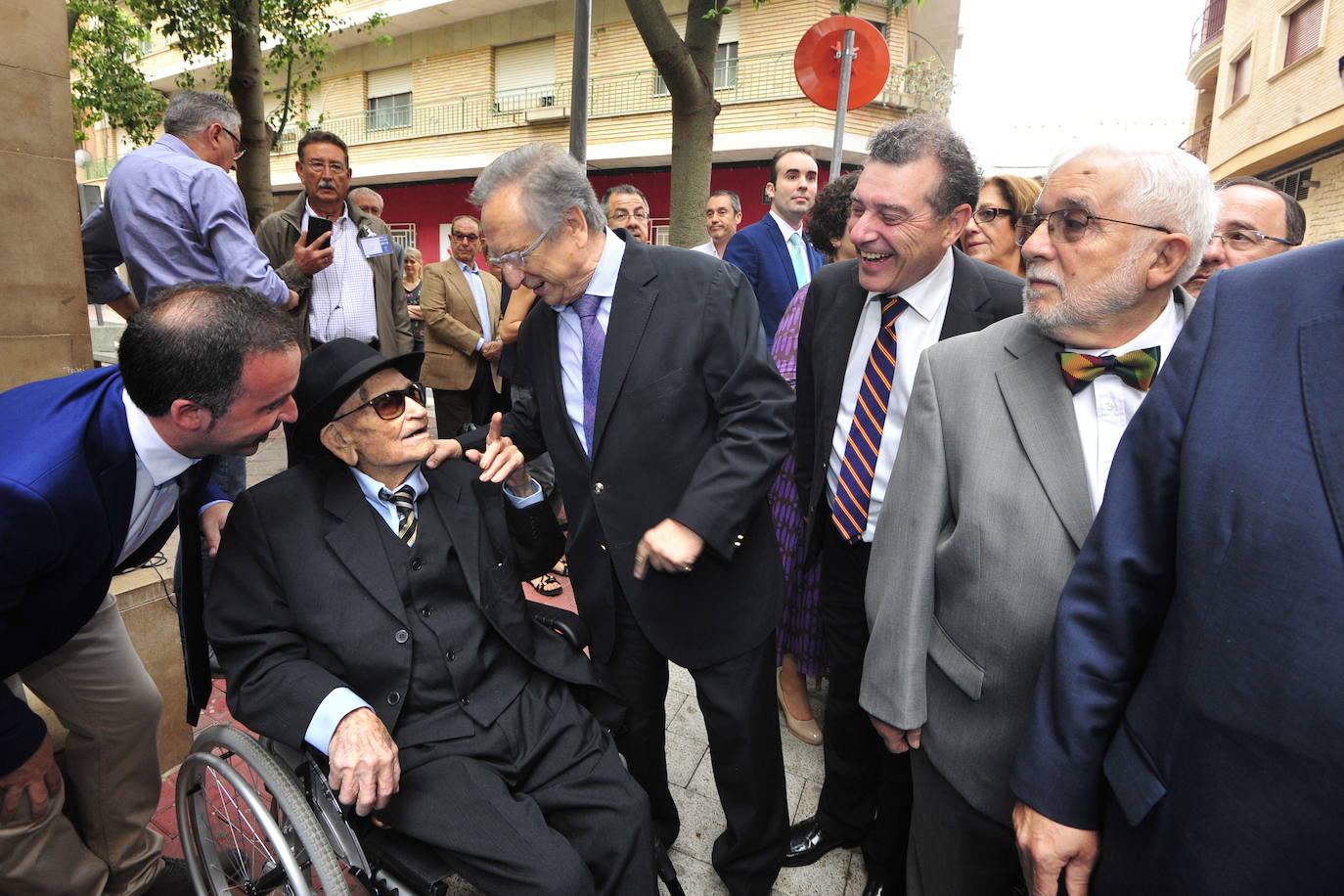 Tomás Fuertes saluda al trovero, en 2018, antes del acto institucional del Día de la Región.