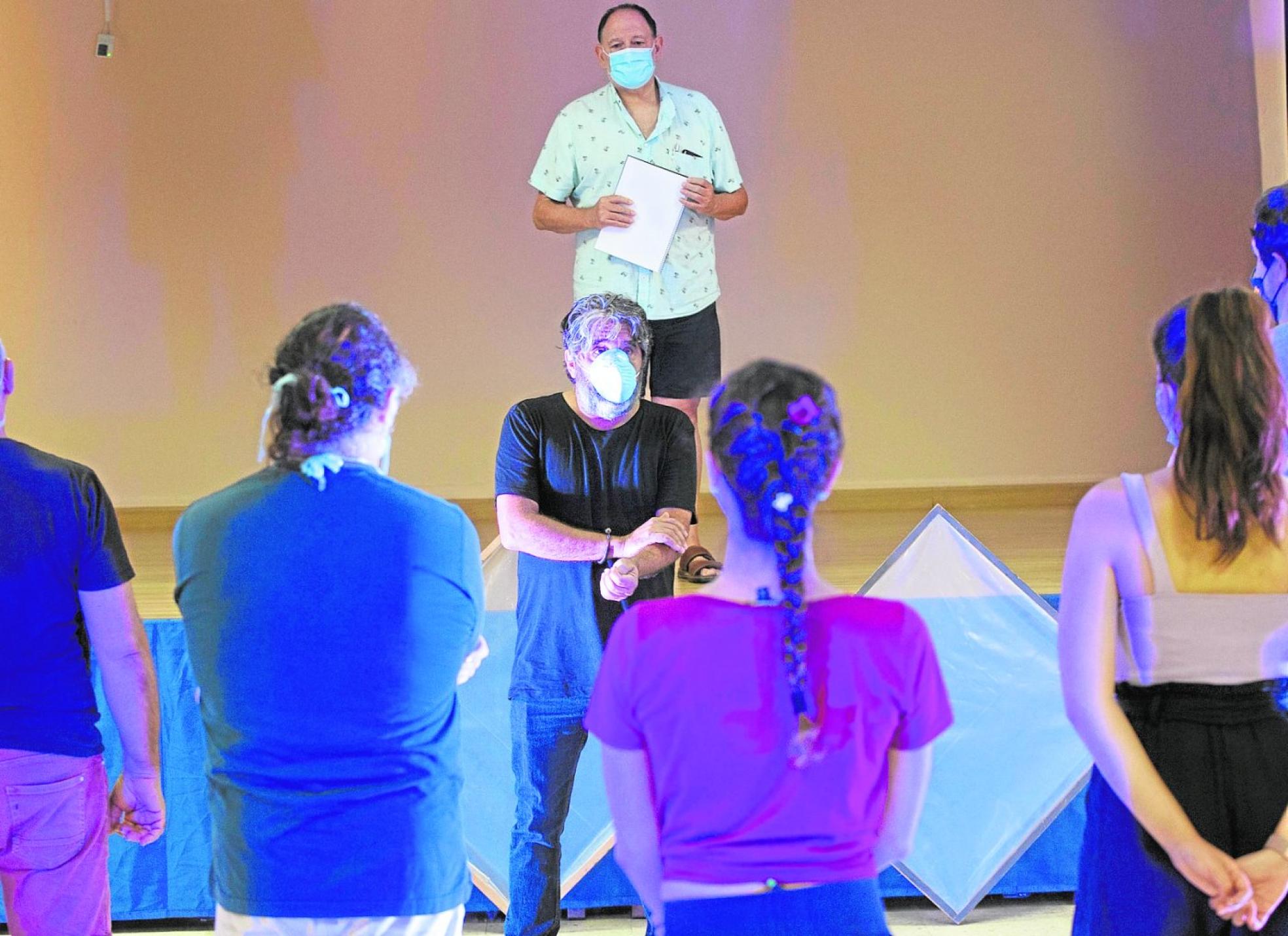 Pedro Segura, director y actor de la obra (c) durante uno de los ensayos.