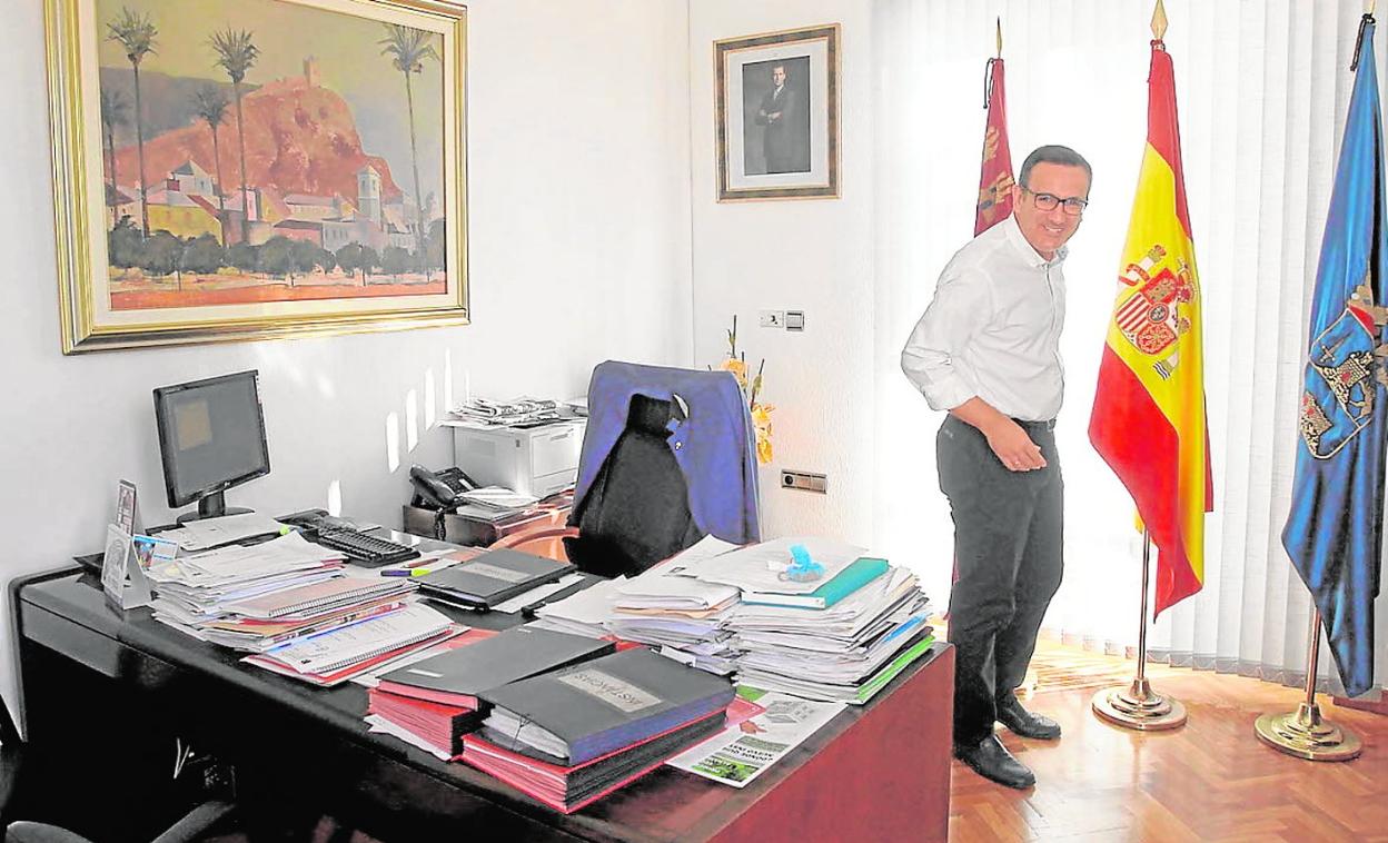 Diego Conesa en su despacho de la alcaldía de Alhama de Murcia, en noviembre de 2017. 