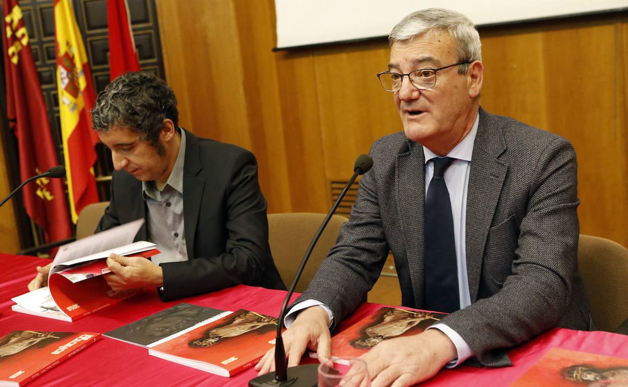 Carlos Valcárcel (d) en una foto de archivo.